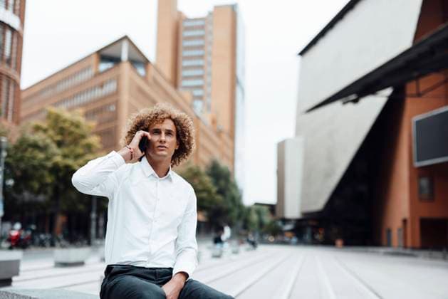 IMAGO Creative: Menschen in Berlin Businessman talking on mobile phone in city model released, GUSF06692