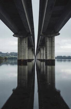 IMAGO Creative: Dichotomien, Reflexionen - Architektur IMAGO Creative: Dichotomien, Reflexionen Spain, Province of A Coruna, Neda, Underside of long bridge spanning across standing water, RAEF02458