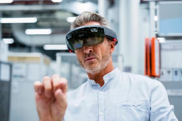 IMAGO Creative: Business, Inflation und Lieferketten Businessman using augmented reality eyeglasses at factory model released property released, DIGF17344