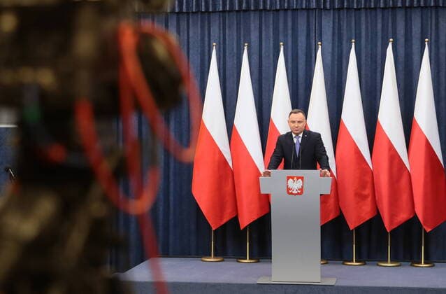 News Themen der Woche KW52 News Bilder des Tages Polish President vetoes the new media law in Poland Photo: Piotr Molecki East News Poland s President Andrzej Duda delivers a statement regarding his decision over the new media law passed recently by the Polish parliament on December 27, 2021 in Warsaw, Poland. President Duda vetoed the so-called Lex TVN and returned the bill to the parliament, which now can apply amendments or overrule the veto with a qualified majority of votes. The vetoed legislation would substantially limit the foreign ownership of media outlets in Poland. TVN television, which was regarded as a main target of this bill, is fully owned by U.S. company Discovery Inc. EN_01507131_0056 