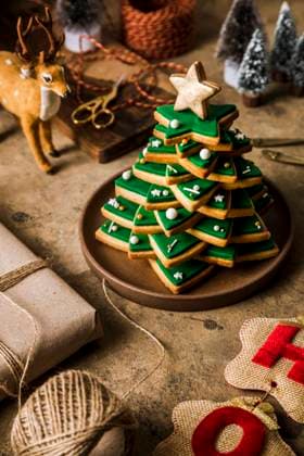 Christmas cookie tree in plate on brown table, FLMF00758