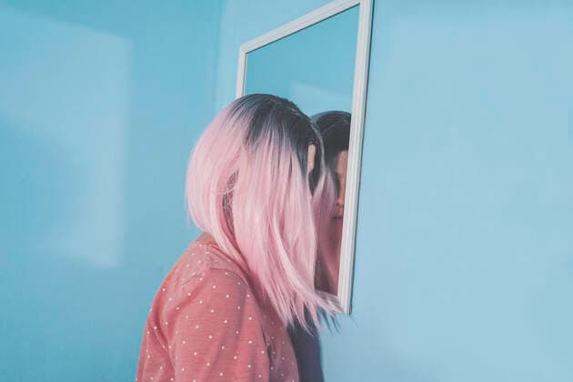 IMAGO Creative: Dichotomien, Reflexionen Sad woman with pink hair leaning on mirror model released, SVCF00048