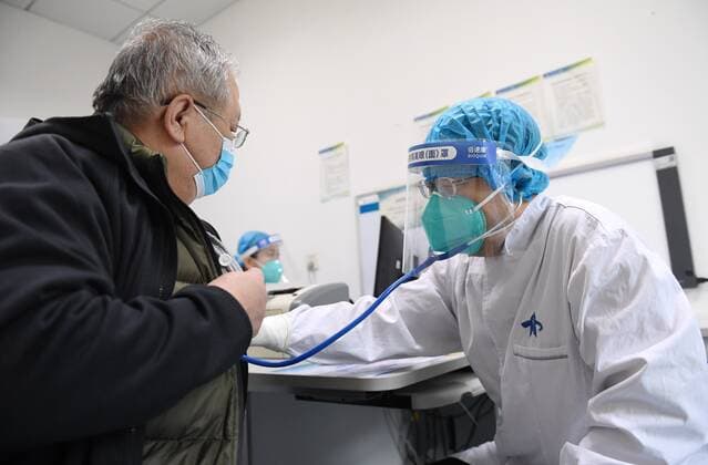 (211227) -- XI AN, Dec. 27, 2021 -- A doctor examines a patient at the 1st Affiliated Hospital of Xi an Jiaotong University in Xi an, northwest China s Shaanxi Province, Dec. 27, 2021. Two hospitals affiliated to Xi an Jiaotong University have resumed outpatient and emergency services with strict epidemic prevention and control measures, as the city is coping with a recent resurgence of COVID-19. ) CHINA-SHAANXI-HOSPITAL SERVICE (CN) LixYibo 