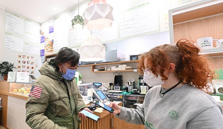 December 27, 2021, Turin, Italy: A bar owner checks the Green Pass to those who consume at the bar counter in Turin, Italy, 27 December 2021. ANSA ALESSANDRO DI MARCO Turin Italy - ZUMAa110 20211227_zaf_a110_002 Copyright: xAlessandroxDixMarcox