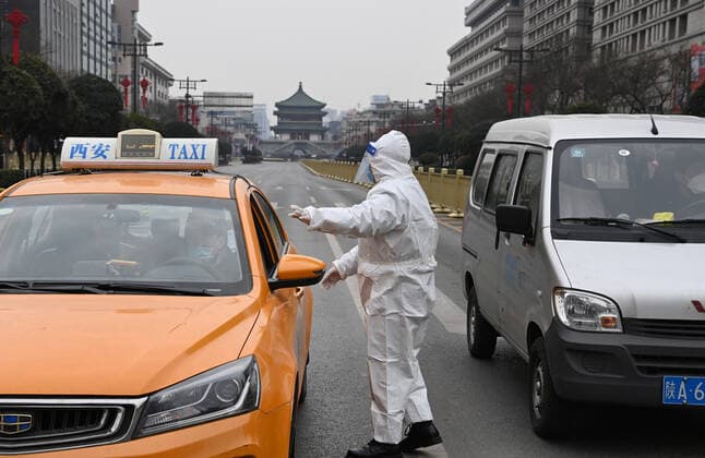 (211227) -- XI AN, Dec. 27, 2021 -- A policeman checks a vehicle in Xi an, northwest China s Shaanxi Province, Dec. 27, 2021. Xi an has strengthened its anti-epidemic measures and implemented the strictest closed-off management starting from Monday to curb the spread of the latest COVID-19 resurgence. ) CHINA-SHAANXI-XI AN-COVID-19-PREVENTION AND CONTROL (CN) TaoxMing 