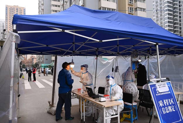 (211227) -- XI AN, Dec. 27, 2021 -- A resident takes a nucleic acid test in Xi an, northwest China s Shaanxi Province, Dec. 27, 2021. Xi an has strengthened its anti-epidemic measures and implemented the strictest closed-off management starting from Monday to curb the spread of the latest COVID-19 resurgence. ) CHINA-SHAANXI-XI AN-COVID-19-PREVENTION AND CONTROL (CN) TaoxMing 