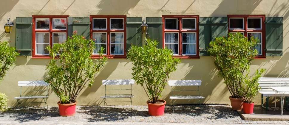 Hausfassade mit Pflanzen und Stühlen, Dinkelsbühl, Mittelfranken, Bayern, Deutschland *** House facade with plants and chairs, Dinkelsbühl, Middle Franconia, Bavaria, Germany 1100402129
