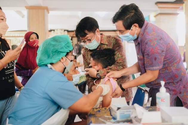 Vaccinations For Students Of Kindergarten And Elementary School A kindergarten and elementary school in Jimbaran, Bali, Indonesia, held a Covid-19 vaccination for students aged 6-11 years old on Monday, 27 December 2021. Earlier, Indonesia has successfully carried out a Covid-19 vaccination for students aged 12-17 years held since last July. Jimbaran Indonesia  Copyright: xKeyzaxWidiatmikax originalFilename: widiatmika-notitle211227_npzTJ.jpg
