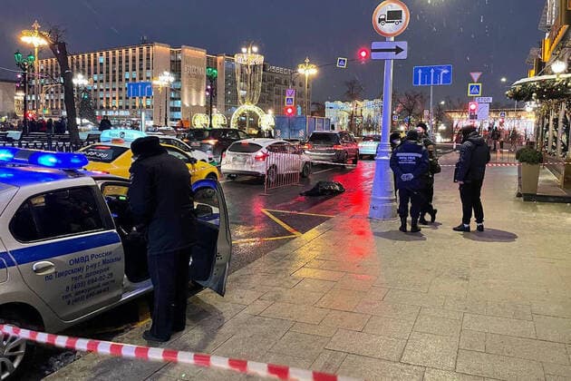 News Themen der Woche KW52 News Bilder des Tages MOSCOW, RUSSIA - DECEMBER 27, 2021: The body of Sputnik and Pogrom online media editor-in-chief Yegor Prosvirnin is seen on the death site. According to the law enforcement sources, Prosvirnin fell out of a residential house window in Tverskaya Street in central Moscow under the influence of narcotic drugs. Andrei Reznichenko TASS  TS11D839