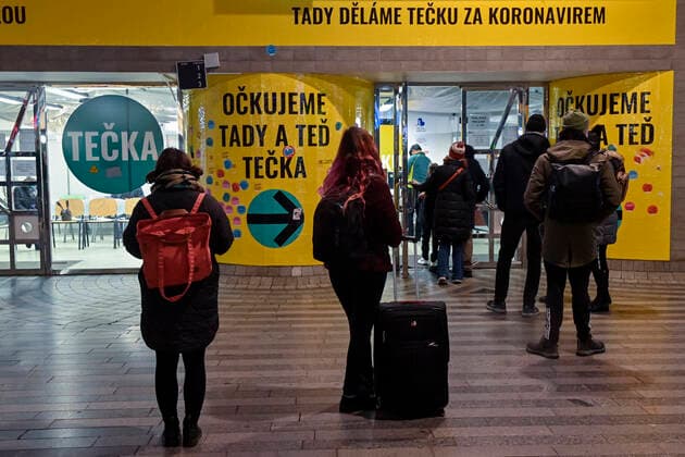 People queue to be jabbed here and now in front of the vaccination center against covid-19 in Prague Main Railway Station, Czech Republic, on Monday, December 27, 2021. (CTKxPhoto VitxSimanek) CTKPhotoP2021122704725  VIS 001