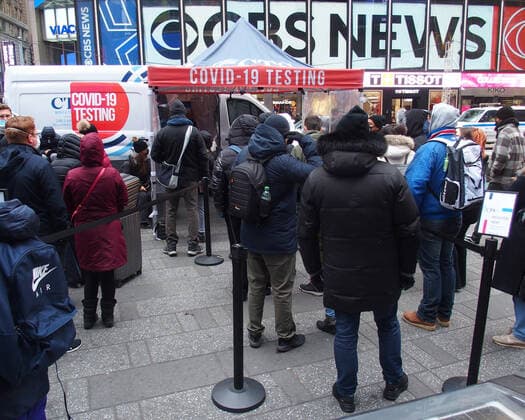 December 27, 2021, New York, New York, USA: People wait on long lines in Times Square for their Covid 19 test on December 27, 2021 in New York. New York USA - ZUMAr334 20211227_znp_r334_037 Copyright: xDebraxL.xRothenbergx