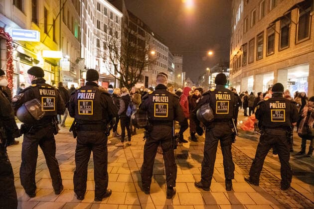 News Themen der Woche KW52 News Bilder des Tages Montagsspaziergang 27.12 in München Montagsspaziergang in München. Um 18:00 Uhr treffen sich Impfgegner, Coronaleugner und Querdenker auf dem marienplatz. Zwischen Marienplatz und Rindermarkt wird die unangemeldete Kundgebung der Querdenker von der Polizei festgehalten. Obwohl sich kein Versammlungsleiter zu erkennen gibt erlaubt die Polizei eine Versammlung auf dieser Fläche bis 19:30 Uhr. München Marienplatz Bayern Deutschland *** Monday walk 27 12 in Munich Monday walk in Munich At 18 00 oclock vaccination opponents, corona deniers and lateral thinkers meet on the Marienplatz Between Marienplatz and Rindermarkt the unannounced rally of the lateral thinkers is detained by the police Although no leader of the meeting makes himself reco