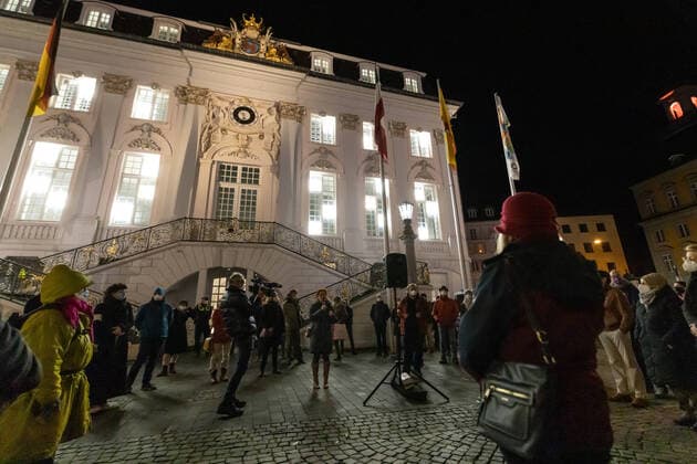News Themen der Woche KW52 News Bilder des Tages Katja Dörner, Bonner Oberbürgermeisterin hält eine Ansprache auf der Gegendemonstration vor dem Alten Rathaus auf dem Marktplatz in Bonn - Eine angemeldete Demonstration alias Bonner Montagsspaziergang, mit dem Ziel, gegen die Corona Politik der Bundesregierung zu protestieren zieht durch die Bonner Innenstadt. Die Polzei sichert mit erhöhten Aufgebot die Veranstaltung. Die etwa 800 Demonstrierenden verhielten sich laut Polizei friedlich. 27.12.2021 Bonn Marktplatz NRW Deutschland *** Katja Dörner, mayor of Bonn, gives a speech at the counter-demonstration in front of the Old Town Hall on the market square in Bonn A registered demonstration, aka Bonn Monday Walk, with the aim of protesting against the Corona policy of the federal gover