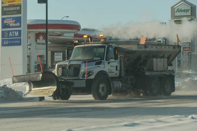 Extreme Cold Warning Remains In Place In Edmonton Area A truck with snow plow blade seen on Ellerslie Road in the southwestern part of Edmonton in the morning at temperatures as low as -30C. The Edmonton and northern Alberta areas are experiencing a prolonged period of extreme cold conditions. Extreme frost warnings have been issued as cold wind temperatures between -40 and -55 remain this evening, posing increased health risks such as frostbite and hypothermia. On Monday, December 27, 2021, in Edmonton, Alberta, Canada. Edmonton Canada  Copyright: xArturxWidakx originalFilename: widak-extremec211227_nplRQ.jpg