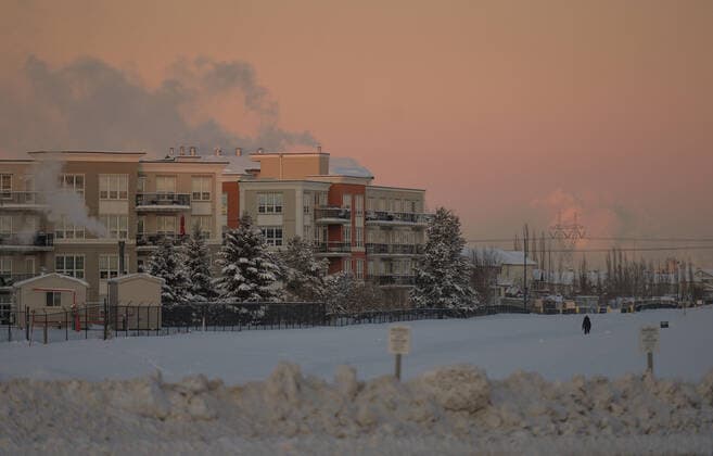 Extreme Cold Warning Remains In Place In Edmonton Area Appartments along Ellerslie Road in the southwestern part of Edmonton, seen at sunset with temperatures close to -30C. The Edmonton and northern Alberta areas are experiencing a prolonged period of extreme cold conditions. Extreme frost warnings have been issued as cold wind temperatures between -40 and -55 remain this evening, posing increased health risks such as frostbite and hypothermia. On Monday, December 27, 2021, in Edmonton, Alberta, Canada. Edmonton Canada  Copyright: xArturxWidakx originalFilename: widak-extremec211227_npNU2.jpg