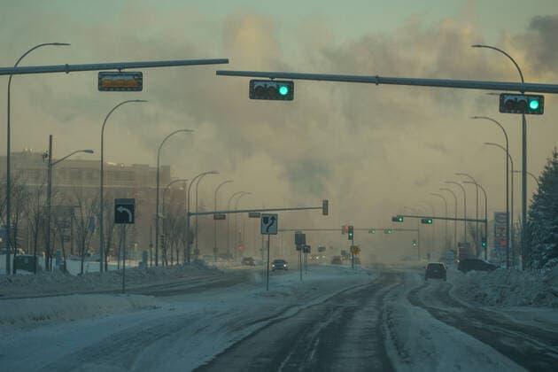 Extreme Cold Warning Remains In Place In Edmonton Area Ellerslie Road in the southwestern part of Edmonton, covered in ice and snow, seen in the morning at temperatures as low as -30C. The Edmonton and northern Alberta areas are experiencing a prolonged period of extreme cold conditions. Extreme frost warnings have been issued as cold wind temperatures between -40 and -55 remain this evening, posing increased health risks such as frostbite and hypothermia. On Monday, December 27, 2021, in Edmonton, Alberta, Canada. Edmonton Canada  Copyright: xArturxWidakx originalFilename: widak-extremec211227_npXll.jpg