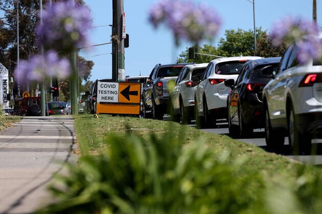 VICTORIA CORONAVIRUS COVID19, Members of the public are seen queuing in their cars at a drive-through COVID-19 testing site at Deakin University Burwood Campus, Burwood in Melbourne, Tuesday, December 28, 2021. Victoria has recorded 2738 new COVID-19 cases and four deaths, but hospitalisations and ICU admissions are down. ( NO ARCHIVING, EDITORIAL USE ONLY, NO USE IN BOOKS WITHOUT CONSENT MELBOURNE VIC AUSTRALIA  Copyright: xCONxCHRONISx 20211228001609442040