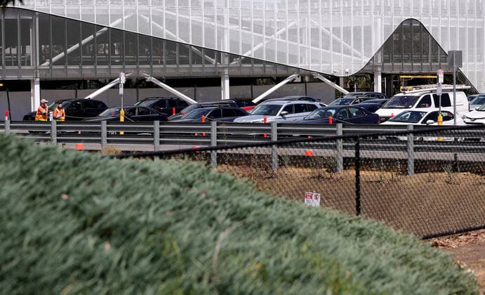 VICTORIA CORONAVIRUS COVID19, Members of the public are seen queuing in their cars at a drive-through COVID-19 testing site at Deakin University Burwood Campus, Burwood in Melbourne, Tuesday, December 28, 2021. Victoria has recorded 2738 new COVID-19 cases and four deaths, but hospitalisations and ICU admissions are down. ( NO ARCHIVING, EDITORIAL USE ONLY, NO USE IN BOOKS WITHOUT CONSENT MELBOURNE VIC AUSTRALIA  Copyright: xCONxCHRONISx 20211228001609445662