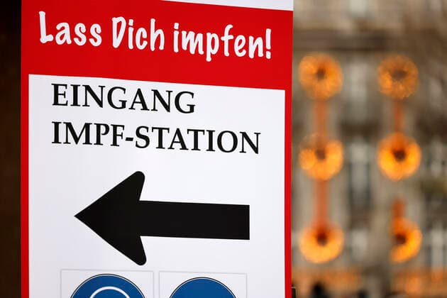 Ein Hinweisschild weist interessenten den Weg zu einer Impfstation am Domforum. (Themenbild, Symbolbild) Köln, 25.12.2021