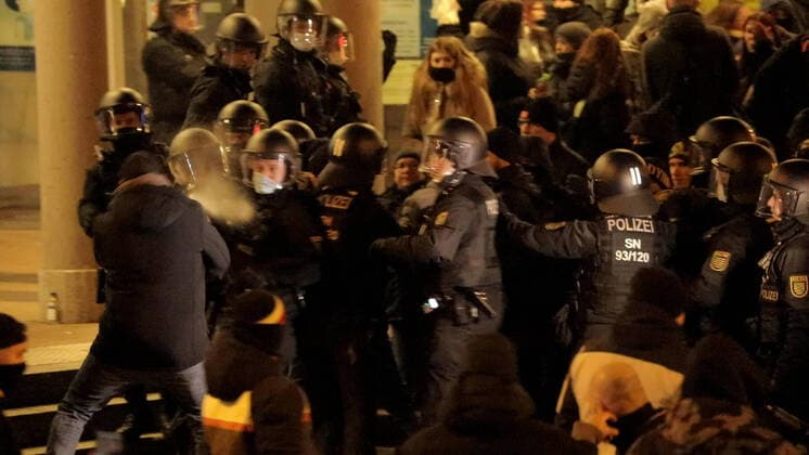 News Themen der Woche KW52 Ausschreitungen Coronaspaziergang in Bautzen. Polizei mit Flaschen und Böllern angegriffen. Polizei setzte Reizgas ein. 12 verletzte Polizeibeamte Bautzen Sachsen Deutschland *** Riots Corona walk in Bautzen Police attacked with bottles and firecrackers Police used irritant gas 12 injured police officers Bautzen Saxony Germany