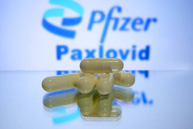 Themenbild Symbolfoto Corona-Pille Paxlovid von Pfizer. Anti-Covid-Pille: Regierung kauft eine Million Packungen. Corona-Pille von Pfizer reduziert Klinikrisiko um 90 Prozent. *** Theme image symbol photo Corona pill Paxlovid from Pfizer anti covid pill government buys one million packs Corona pill from Pfizer reduces hospital risk by 90 percent