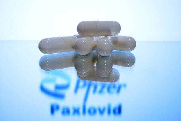 Themenbild Symbolfoto Corona-Pille Paxlovid von Pfizer. Anti-Covid-Pille: Regierung kauft eine Million Packungen. Corona-Pille von Pfizer reduziert Klinikrisiko um 90 Prozent. *** Theme image symbol photo Corona pill Paxlovid from Pfizer anti covid pill government buys one million packs Corona pill from Pfizer reduces hospital risk by 90 percent