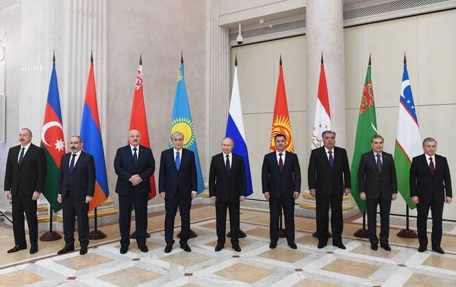 News Themen der Woche KW52 News Bilder des Tages Russia CIS States Leaders Summit 6733509 28.12.2021 Azerbaijani President Ilham Aliyev, Armenian Prime Minister Nikol Pashinyan, Belarusian President Alexander Lukashenko, Kazakh President Kassym-Jomart Tokayev, Russian President Vladimir Putin, Kyrgyz President Sadyr Japarov, Tajik President Emomali Rahmon, Turkmen President Gurbanguly Berdymukhamedov and Uzbek President Shavkat Mirziyoyev poses for a family photo before an informal annual summit of the Commonwealth of Independent States (CIS) heads of state at the Konstantin Palace presidential residence in Strelna, outside St. Petersburg, Russia. Evgeny Biyatov Sputnik St. Petersburg Russia  Copyright: xEvgenyxBiyatovx