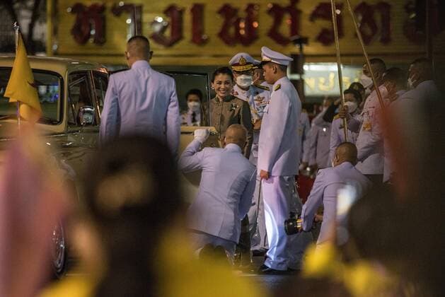 Entertainment Themen der Woche KW52 Entertainment Bilder des Tages December 28, 2021, Bangkok, Thailand: Thai Queen Suthida (C) seen arriving to preside over the wreath-laying, during the memorial at Wong Wian Yai..King Taksin Memorial Day is observed in Thailand on 28 December to commemorate his accession to the throne in 1768 after moving the capital from Ayudhaya to Thonburi Bangkok Thailand - ZUMAs197 20211228_zaa_s197_032 Copyright: xPeeraponxBoonyakiatx