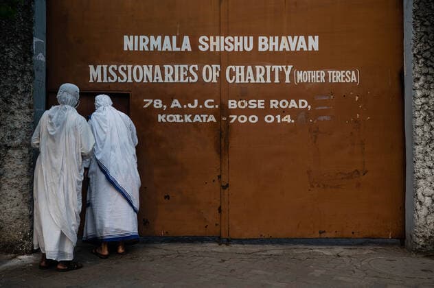News Themen der Woche KW52 News Bilder des Tages December 28, 2021, Rajpur Sonarpur, West Bengal, India: Two sisters enter through the gate of Missionaries of Charity, Kolkata on 28 December 2021. According to a report published by The Telegraph, the Union home ministry of India on Monday revealed that it has refused to renew the Foreign Contribution Regulation Act licence of the Missionaries of Charity, cutting off a key source of funds for the Calcutta-headquartered organisation that Mother Teresa founded. Rajpur Sonarpur India - ZUMAb215 20211228_zip_b215_004 Copyright: xSankhadeepxBanerjeex
