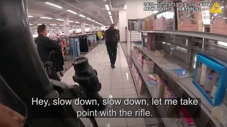 News Themen der Woche KW52 News Bilder des Tages December 28, 2021, Los Angeles, California, USA: The has released footage from inside a North Hollywood Burlington clothing store of an officer shooting on Thursday, Dec. 23, 2021, that left a14-year-old girl and the assault suspect dead. A teenage girl was killed in a clothing store when a bullet pierced the wall of her dressing room as officers opened fire on an assault suspect. Los Angeles USA - ZUMA 20211228_new_z03_010 Copyright: xLosxAngelesxPolicexDepartmentx