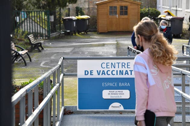The vaccination campaign has began for children from 5 years old. Vaccination des enfants. La campagne vaccinale est desormais ouverte aux enfants, des 5 ans. Centre de vaccination Covid-19 de Palaiseau. 275928 2021-12-28 France  Copyright: xL.Urmanx xStarfacex STAR_275928_003