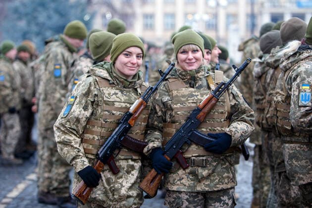 Bilder des Jahres 2021, News 12 Dezember UZHHOROD, UKRAINE - DECEMBER 28, 2021 - Soldiers pose with rifles during a welcome ceremony upon the return of the 128th Separate Mountain Assault Zakarpattia Brigade from the area of the Joined Forces Operation (JFO) in the east of the country, Uzhhorod, western Ukraine. 128th Mountain Assault Brigade returns to Uzhhorod  Copyright: xSerhiixHudakx