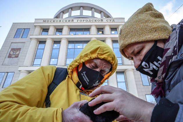 Bilder des Jahres 2021, News 12 Dezember News Bilder des Tages MOSCOW, RUSSIA - DECEMBER 29, 2021: Memorial Society supporters gather outside the Moscow City Court that continues to hear a lawsuit filed by the Russian Prosecutor General s Office against the Memorial Society international public organization (a non-profit organization declared a foreign agent in Russia). Earlier, the Russian Prosecutor General s Office filed a motion to disband the Memorial Society international public organization (a non-profit organization declared a foreign agent in Russia) and its subdivisions for violating the Foreign Agent law. Founded in 1989, Memorial is an international historical society researching the political repressions and monitoring human rights in the present-day Russia and other post-Soviet states.  TS11DA53