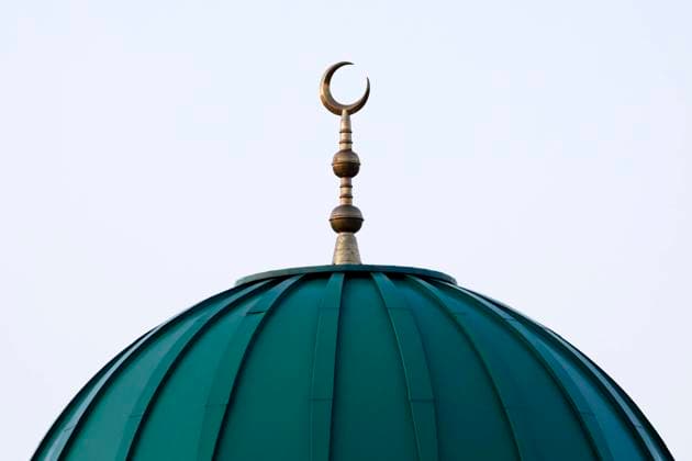 Ein Halbmond krönt das Dach der Al-Muhajirin Moschee in Bonn. Die Hilal (Mondsichel) ist ein arabischer Begriff für die Sichel des zunehmenden Mondes und heute eines der bedeutendsten muslimischen Embleme. (Themenbild, Symbolbild) Bonn, 30.11.2021 *** A crescent moon crowns the roof of the Al Muhajirin Mosque in Bonn The Hilal crescent moon is an Arabic term for the crescent of the waxing moon and today one of the most important Muslim emblems Theme image, symbol image Bonn, 30 11 2021 Foto:xC.xHardtx xFuturexImage