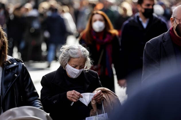 Italy: crowd of people in Naples A crowd of people, almost all wearing protective masks, in Via Toledo, in Naples, a city in southern Italy. Omicron is spreading, and the country is at risk of a halt to activities due to the many people in isolation because they have come into contact with the 600,000 infected. ABPH8293 Copyright: xAntonioxBalascox
