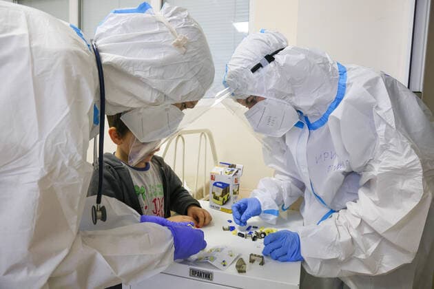 ST PETERSBURG, RUSSIA â€“ DECEMBER 29, 2021: Medical workers attend a patient in the red zone of a COVID-19 ward at the Filatov children s city clinical hospital No 5 treating young COVID-19 patients. Peter Kovalev TASS  TS11DAE7