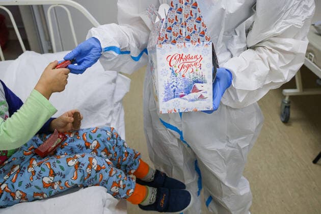ST PETERSBURG, RUSSIA â€“ DECEMBER 29, 2021: A medical worker gives a Christmas gift to a child in the red zone of a COVID-19 ward at the Filatov children s city clinical hospital No 5 treating young COVID-19 patients. Peter Kovalev TASS  TS11DAF6