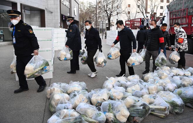 (211229) -- XI AN, Dec. 29, 2021 -- Subdistrict office staff carry daily necessities to be delivered to households under closed-off management in Xi an, capital of northwest China s Shaanxi Province, Dec. 29, 2021. Authorities in Xi an have upgraded epidemic control and prevention measures starting Monday, ordering all residents to stay indoors and refrain from gatherings except when taking nucleic acid tests. Daily necessities of residents were guaranteed every day through delivery services. ) CHINA-SHAANXI-XI AN-COVID-19-DAILY SUPPLIES DELIVERY (CN) LiuxXiao 