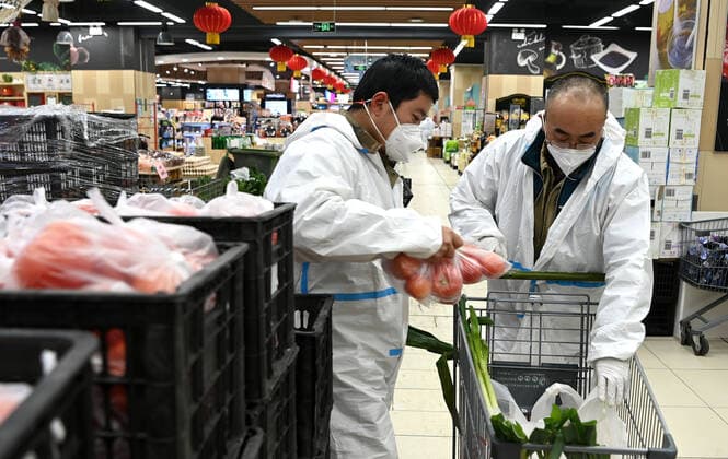 (211229) -- XI AN, Dec. 29, 2021 -- Staff members arrange packed vegetables to be delivered to households under closed-off management, at a supermarket in Xi an, capital of northwest China s Shaanxi Province, Dec. 29, 2021. Authorities in Xi an have upgraded epidemic control and prevention measures starting Monday, ordering all residents to stay indoors and refrain from gatherings except when taking nucleic acid tests. Daily necessities of residents were guaranteed every day through delivery services. ) CHINA-SHAANXI-XI AN-COVID-19-DAILY SUPPLIES DELIVERY (CN) LiuxXiao 