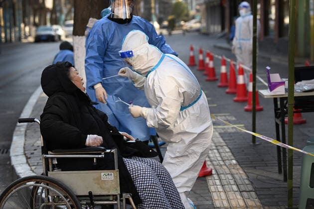 (211229) -- XI AN, Dec. 29, 2021 -- A senior citizen receives nucleic acid testing at a testing site in Xi an, capital of northwest China s Shaanxi Province, Dec. 29, 2021. Authorities in Xi an have upgraded epidemic control and prevention measures starting Monday, ordering all residents to stay indoors and refrain from gatherings except when taking nucleic acid tests. ) CHINA-SHAANXI-XI AN-COVID-19-RESURGENCE (CN) TaoxMing 