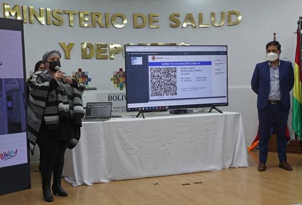 The Bolivian Minister of Health, Jeyson Auza (R), and the Minister of the Presidency, Maria Nela Prada, present the new vaccination certificate, which is connected to the database of the National Registry of Epidemiological Surveillance, in La Paz, Bolivia, 29 December 2021. Bolivia presented this Wednesday its new generation vaccination card with digital verification that consists of a QR code and that will be the essential document to carry out various procedures or requirements to access public sites as of 01 January 2022. Bolivia presents its new digital verification covid vaccination card !ACHTUNG: NUR REDAKTIONELLE NUTZUNG!  Copyright: xMartínxAlipazx AME6543 20211229-dd28f63dd5f45dbf4bffa0097773d2ccc55327ef