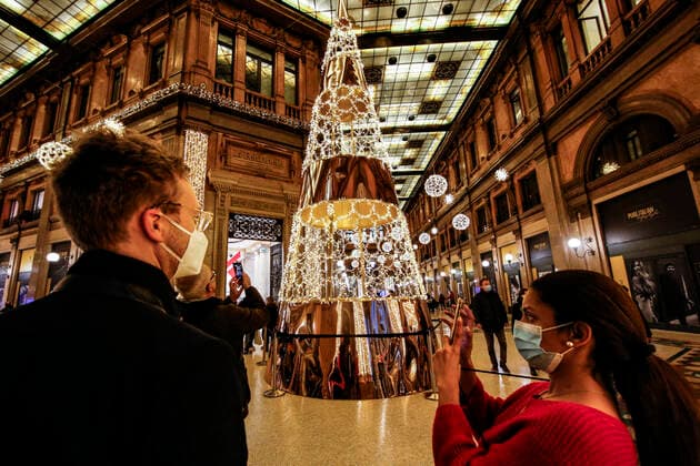 December 29, 2021, ROME, ITALY: People walking in the center of Rome in Galleria Alberto Sordi, Rome 29 December 2021. New restrictions to counter the spread of Covid-19 require the use of a protective mask even outdoors..ANSA FABIO FRUSTACI ROME ITALY - ZUMAa110 20211229_zaf_a110_025 Copyright: xFabioxFrustacix