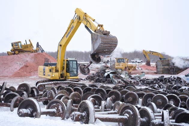 News Bilder des Tages December 29, 2021, Craven, SK, Canada: An excavator moves railcar wheels at the site of a CP train derailment near Craven, Sask. on Wednesday, Dec. 29, 2021. Craven Canada  - ZUMAc35_ 20211229_zaf_c35_011 Copyright: xMichaelxBellx