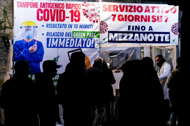 Italy: Napoli, row for swabbing People waiting to take a swab outside a pharmacy, Naples 29 December 2021. There were 1,029,429 molecular and antigenic swabs for the coronavirus carried out in the last 24 hours in Italy, according to data from the Ministry of Health. Yesterday there were 1,034,677. The positivity rate rises to 9.5%, compared to 7.57% yesterday. ABAP5380 Copyright: xAntonioxBalascox