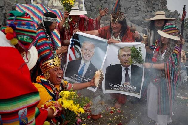 Bilder des Jahres 2021, News 12 Dezember News Bilder des Tages Peruvian shamans and healers hold pictures of the President of USA, Joe Biden (C-L), and his counterpart of Russia, Vladimir Putin, during the ceremony in which they make their predictions for 2022, in Lima, Peru, 29 December 2021. Shamans and healers from Peru meet this Wednesday on the San Cristobal hill, the most sacred in Lima since pre-Hispanic times, to make their predictions for the year 2022 in a ritual with hallucinogenic plants such as ayahuasca and San Pedro. Shamans of Peru make their predictions for 2022 !ACHTUNG: NUR REDAKTIONELLE NUTZUNG!  Copyright: xPaoloxAguilarx AME6587 20211229-f1cf44a3f79916af764635922d1b9cd3e932f6f5