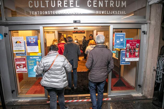 People arrive for the Demain c etait mieux. Non peut-etre show at the Centre Culturel venue in Auderghem - Oudergem, Brussels on Wednesday 29 December 2021. Yesterday the Council of State (Raad Van State - Conseil d Etat) overturned the decision to close theaters as a corona-measure.  HATIMxKAGHAT 3163844