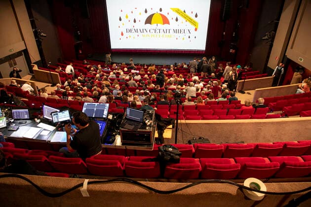 People take a seat for the Demain c etait mieux. Non peut-etre show at the Centre Culturel venue in Auderghem - Oudergem, Brussels on Wednesday 29 December 2021. Yesterday the Council of State (Raad Van State - Conseil d Etat) overturned the decision to close theaters as a corona-measure.  HATIMxKAGHAT 3163861