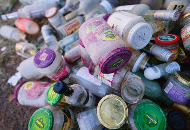 Symbol GER, 20211228, Symbolbild, Leere Glasflschen am Container im Winter bei Frost *** Symbol GER, 20211228, Symbol picture, Empty glass bottles at the container in the winter with frost