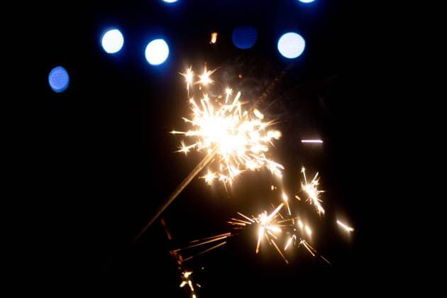 Jahreswechsel 2022 Gesellschaft, Wirtschaft, Gesundheit: Eine Wunderkerze brennt in der Nacht. Bad Oeynhausen Nordrhein-Westfalen Deutschland *** New Year 2022 Society, Economy, Health A sparkler burns in the night Bad Oeynhausen North Rhine-Westphalia Germany Copyright: xTeresaxKrögerx