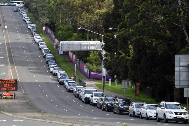 NSW CORONAVIRUS COVID19, Members of the public queue in their cars for Covid19 PCR tests at a clinic at North Ryde in Sydney, Thursday, December 30, 2021. A spiralling outbreak of COVID-19 is swamping contact tracers, overwhelming testing sites and affecting flight schedules as authorities reintroduce mask rule. ( NO ARCHIVING, EDITORIAL USE ONLY, NO USE IN BOOKS WITHOUT CONSENT SYDNEY NSW AUSTRALIA  Copyright: xMICKxTSIKASx 20211230001609749396